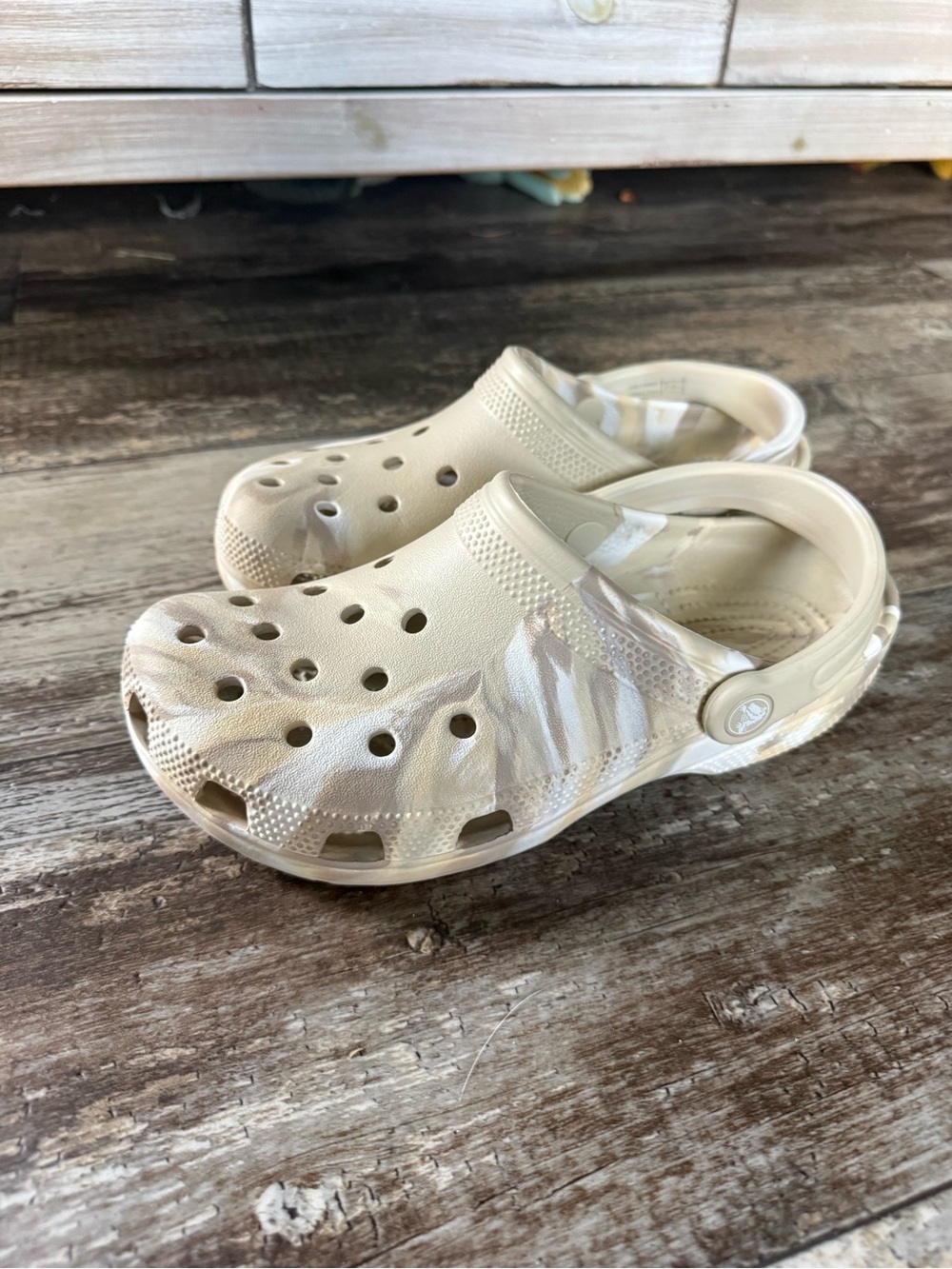 Crocs classic tan marbled unisex sandals (M6/W8) - Picture 2 of 6